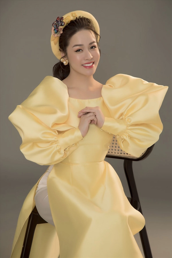 mau-ao-dai-co-vuong-tay-phong-25